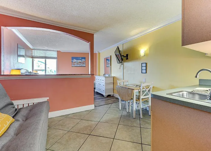 Aparthotel Pelican Point On Clearwater 3*
